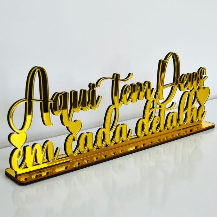 Frase Decorativa Aqui tem Deus em Cada Detalhe Com Base Decoração Estante OFERTA