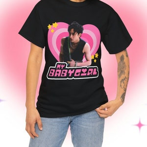 Camiseta Masculina Feminina Oversized Estampa Idol Kpop Coração Rosa My Babygirl T-shirt Streetwear Estilo Y2K