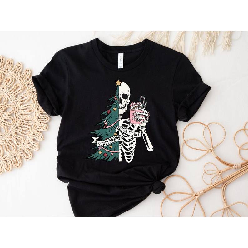 Camiseta Preta Unissex, Design de Caveira e Árvore de Natal 