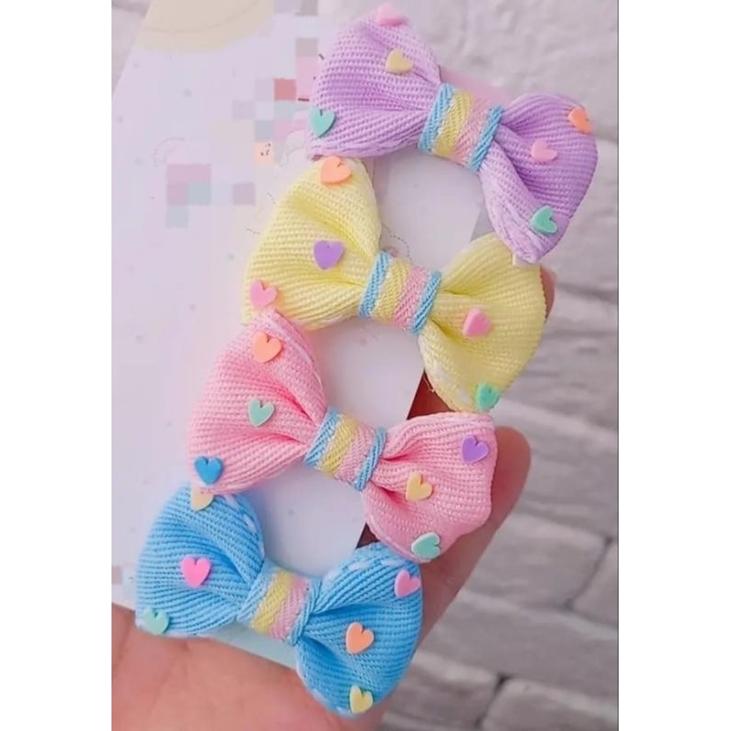 lacinho gravatinha para cabelo de bebê no bico de Pato todo forrado laço colorido candy colors coraçãozinho