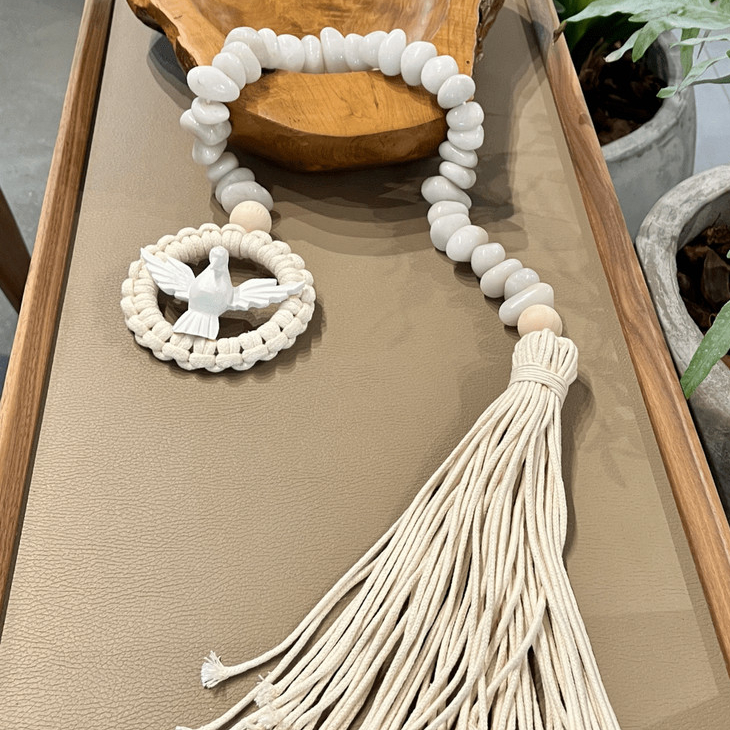 Colar de Mesa Decorativo Berlim em Pedra Polida Quartzo Branco e Espírito Santo