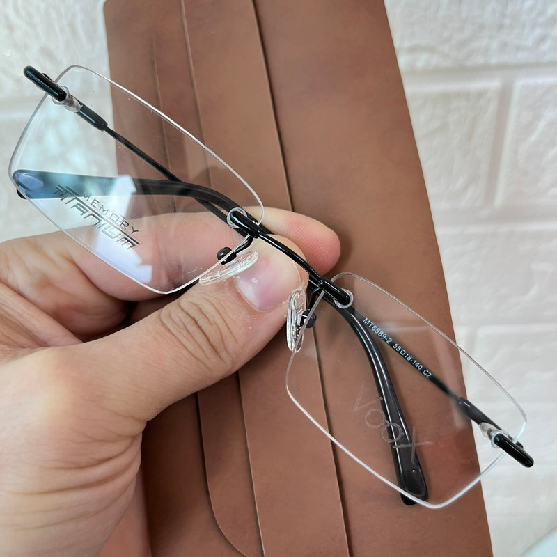 ARMAÇÃO PARAFUSADA TITANIUM FLEXIVEL E RESISTENTE
