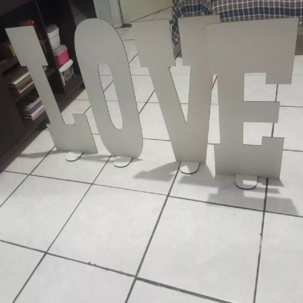Palavra LOVE Mdf Branco 60cm De Altura Fica Em Pé!Base em baixo da letra