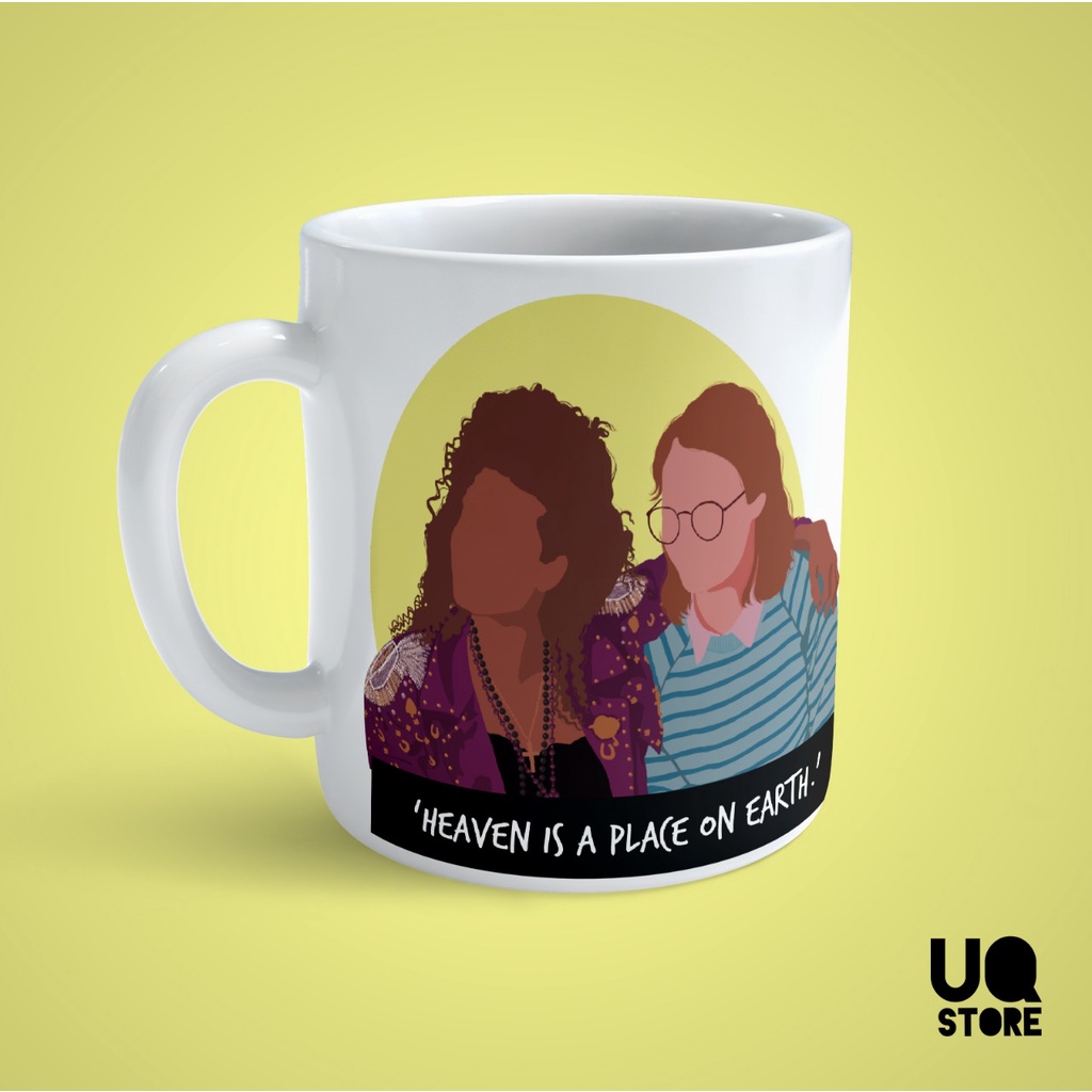 Caneca Lésbica - San Junipero (Yorkie e Kelly) - Black Mirror / Coleção Séries e Filmes - LGBTQIA+ / GAY / SAPATÃO / SAPA