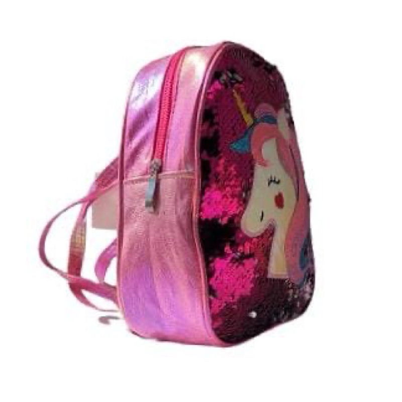 Mini Mochila Infantil ideal para passeio e pré escola, tema Unicórnio com paetê, material da frente em paetês, alças semi impermeável e resistente. Dimensões: 27cm altura x 20cm largura x 7cm profundidade. Disponível nas cores Offwhite ou Pink.