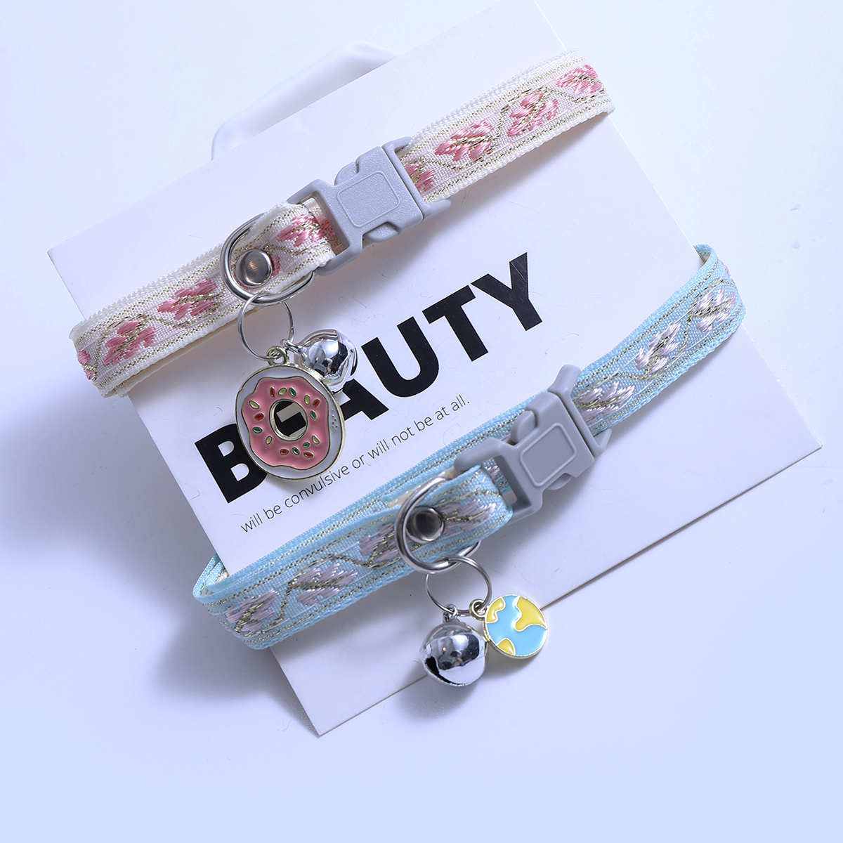 Conjunto de 2 coleiras florais jacquard ajustáveis, fivela plana cinza, com pingentes de donut de ovo/coração fofos,