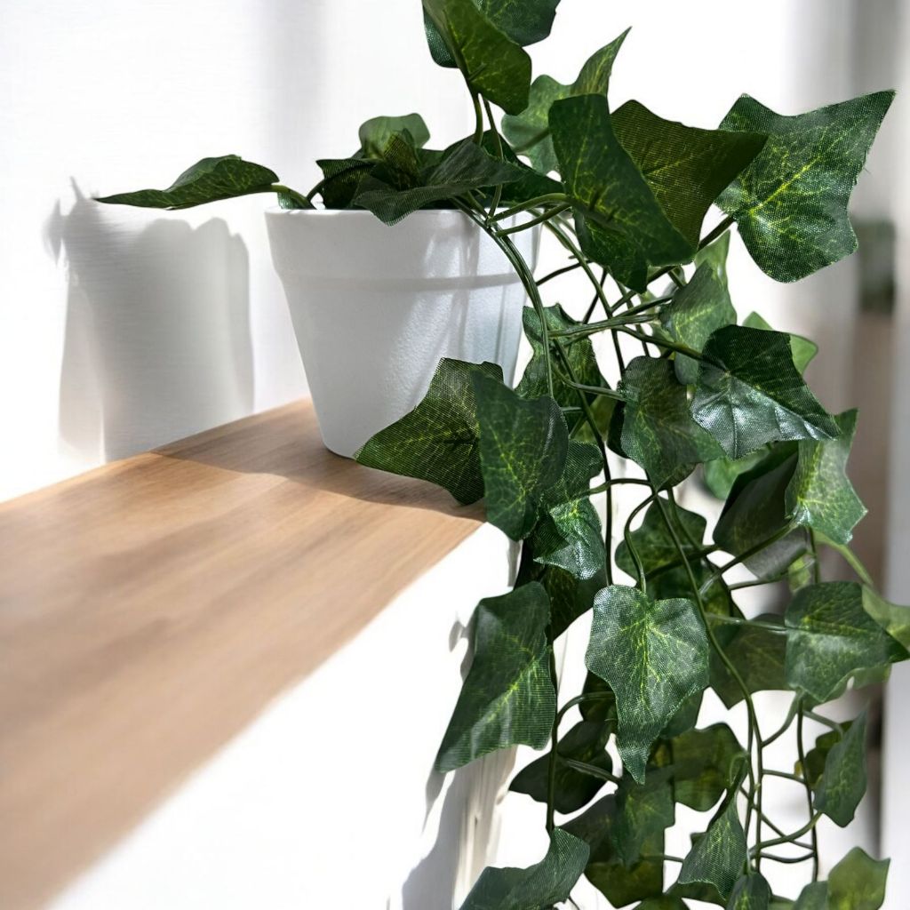 Kit Decoração: Vaso Branco Liso + 1 Planta Artificial Bambu Verde Pendurada para Ambientes Internos e Externos