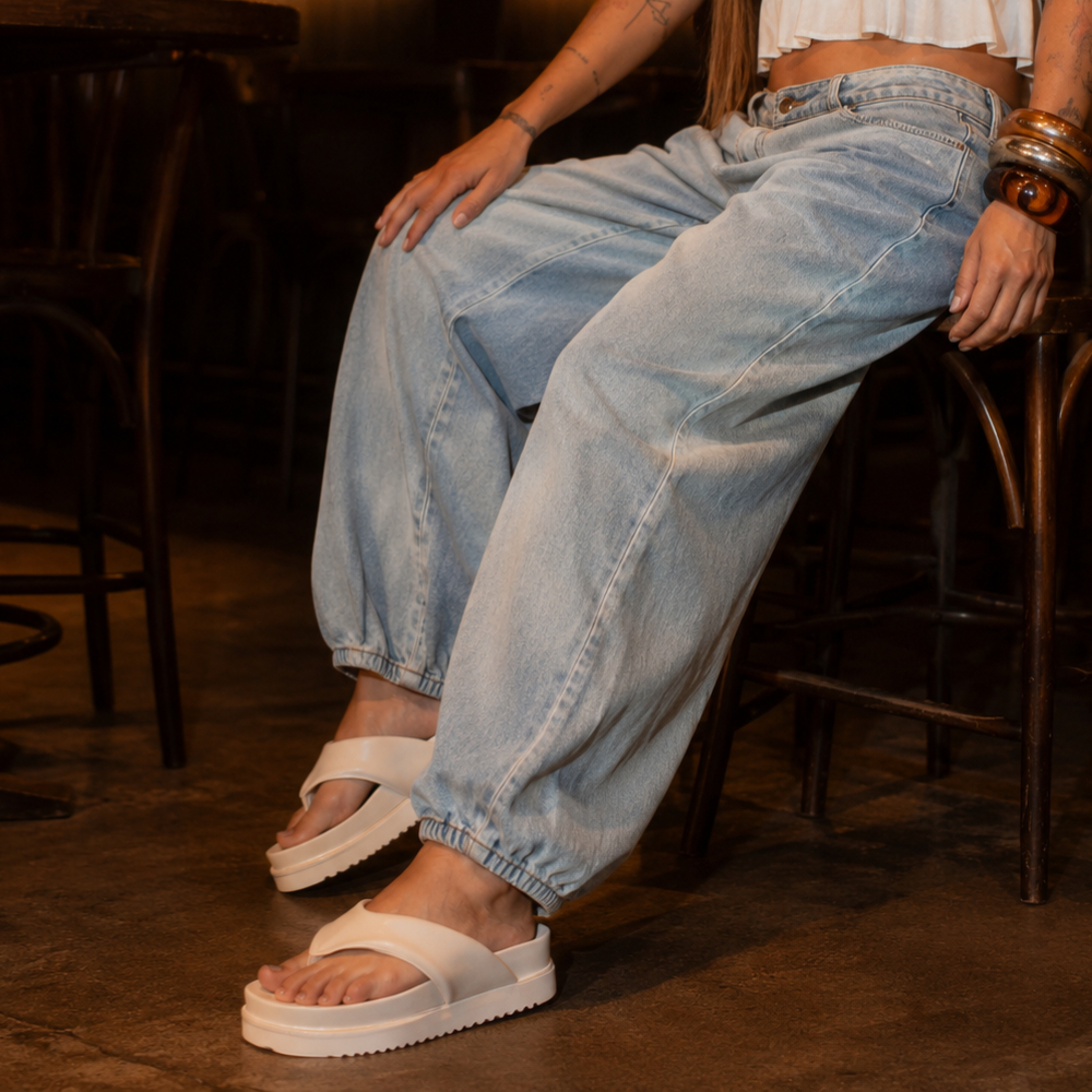 Sandália Papete Feminina Flat Plataforma Baixa de Dedo Acolchoada Macia Confortável Leve Dia a Dia Tendência de Verão