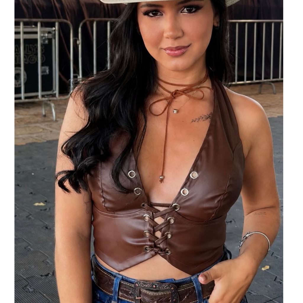 CROPPED EM COURO FAKE  FEMININO FRENTE ÚNICA TENDÊNCIA 2026 MODA BLOGUEIRA