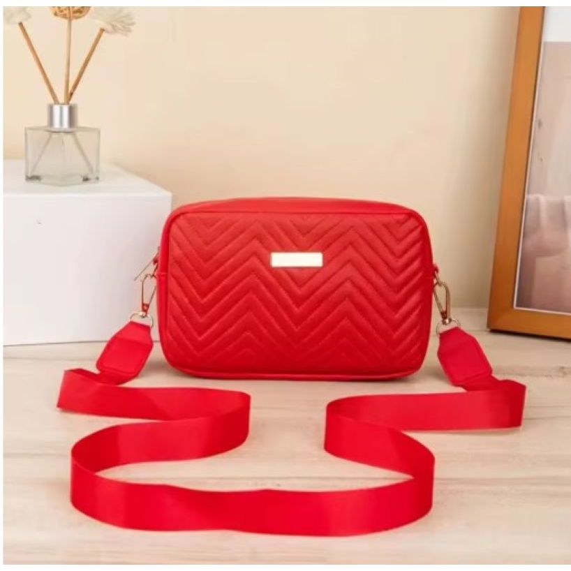 Bolsa Feminina Transversal Chique | Cor Pura, Textura em Relevo, Fecho em Zíper – Moda Elegante e Moderna