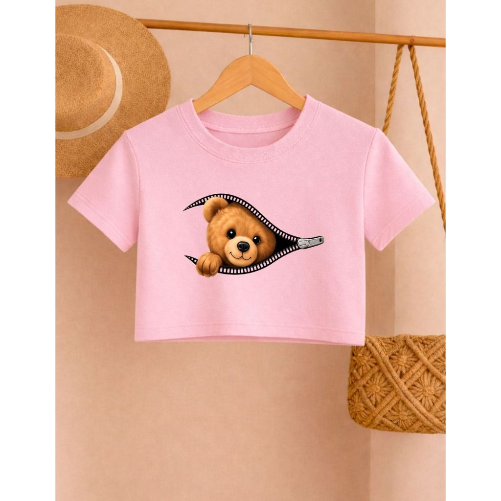 Camiseta Cropped Infantil Juvenil Estampa Ursinho Fofo Saindo Do Ziper Moda Infantil Streetwear Tendência Fashion Mini