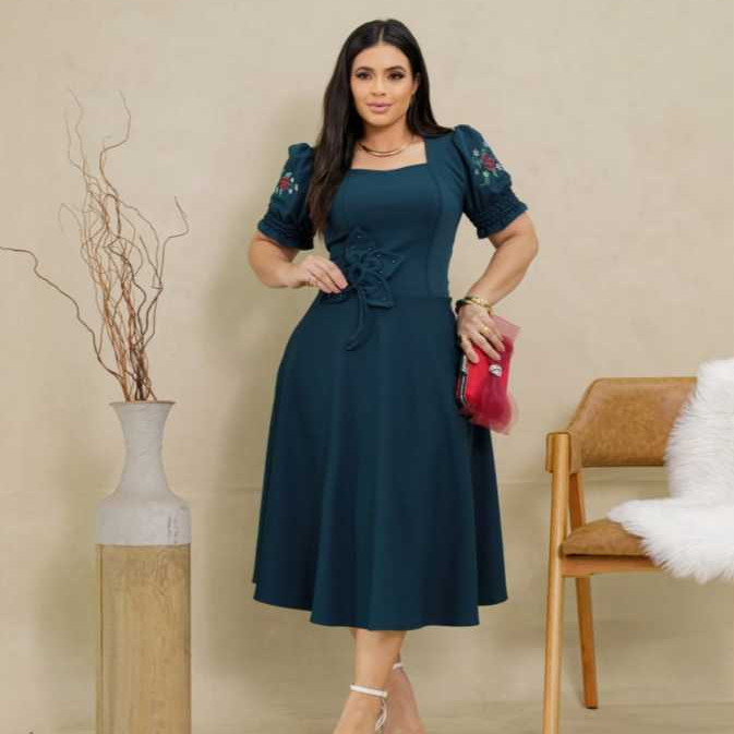 Vestido Camila Feminino Midi em Malha Crepe com Flor Decorativa Moda Evangélica