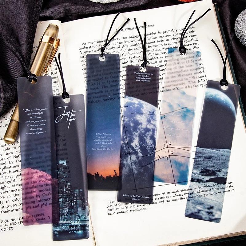 5 Pçs/Set Roaming O Universo Fosco PVC Marcadores Cartão Lua Estrelas Nuvens Céu Ins Estilo Livro Marcador De Página Par