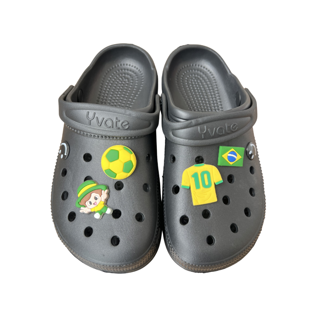 Babuche Personalizada Verde e Amarela com Pins – EVA Confortável Unissex