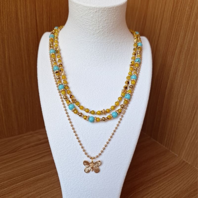 CB34- Colar bijuteria 3 voltas, corrente com pingente e miçangas azul e amarelo com dourado. finalização metal dourado.