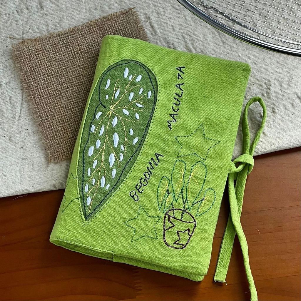 2026 japonês macio tecido verde bordado A6 manual de folhas soltas série botânica portátil Notebook capa protetora Retro