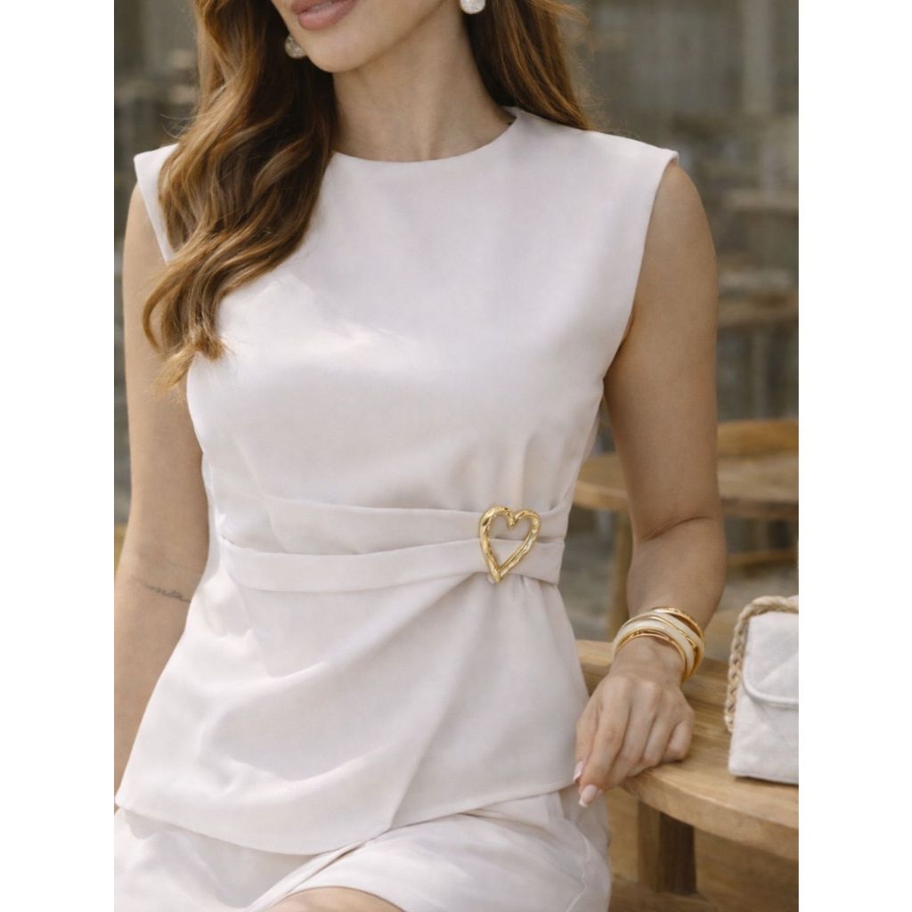 REF:1054 - Conjunto saia curta + blusa estruturada, o top é assimétrico, com um design exclusivo de coração de acrílico,