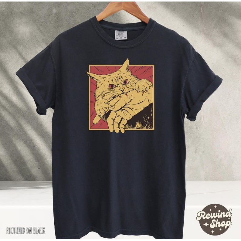 Camiseta Unissex Oversized Plus Size Feminina Masculina Anime Vintage Cat Bite Japanese Horror Anime TShirt