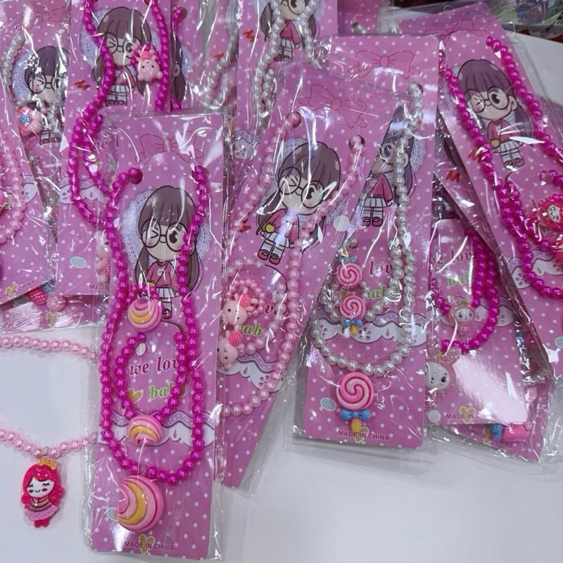 ✨🥰Kit colar criança cartela de colar conjunto cada cartela tem colar e pulseira e anel com pingente ( ALEATÓRIO )💫