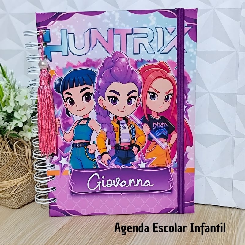 ENVIO RÁPIDO - AGENDA ESCOLAR PERSONALIZADA 2026 Huntrix Guerreiras do Kpop, Dos Rosa, Emilly vick, Rebecca Bonbon
