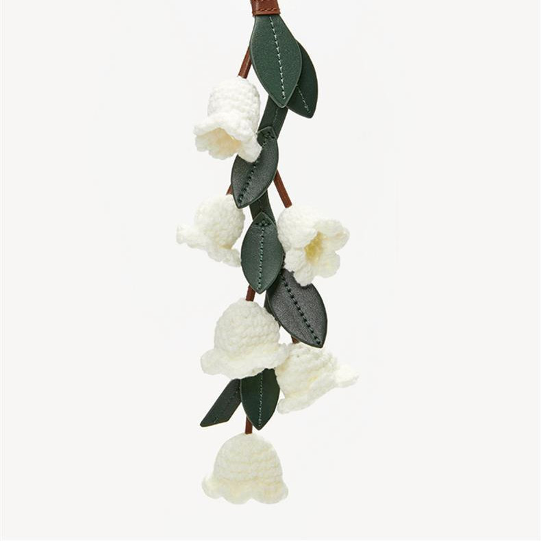 Elegante Pingente de Bolsa em Forma de Orquídea Branca para Mulheres, Feito à Mão em Crochê com Folhas de Couro