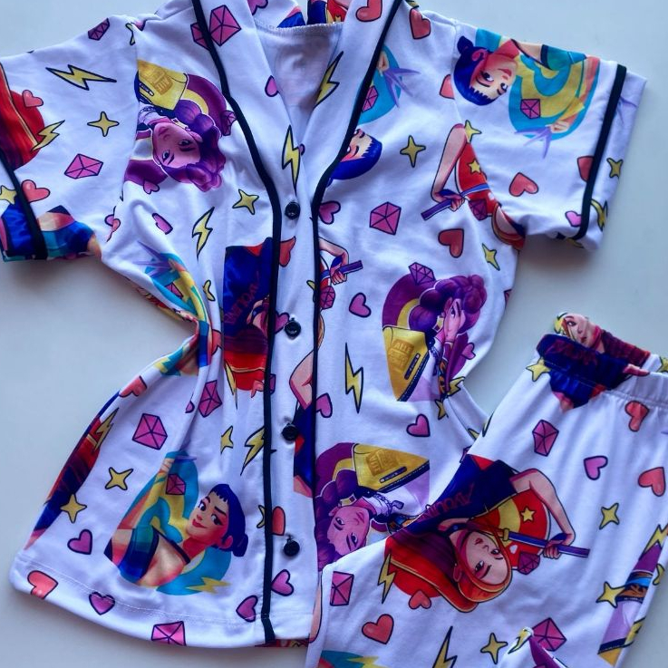 Pijama Infantil Americano com Calça Guerreiras do K-Pop Branco