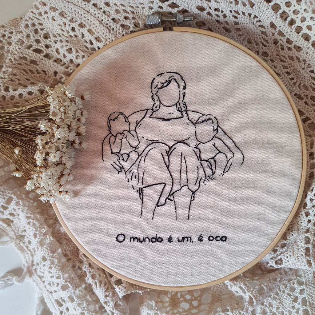Sua Foto Ilustrada e Bordada à Mão em Bastidor Com ou Sem Frase - 3 pessoas