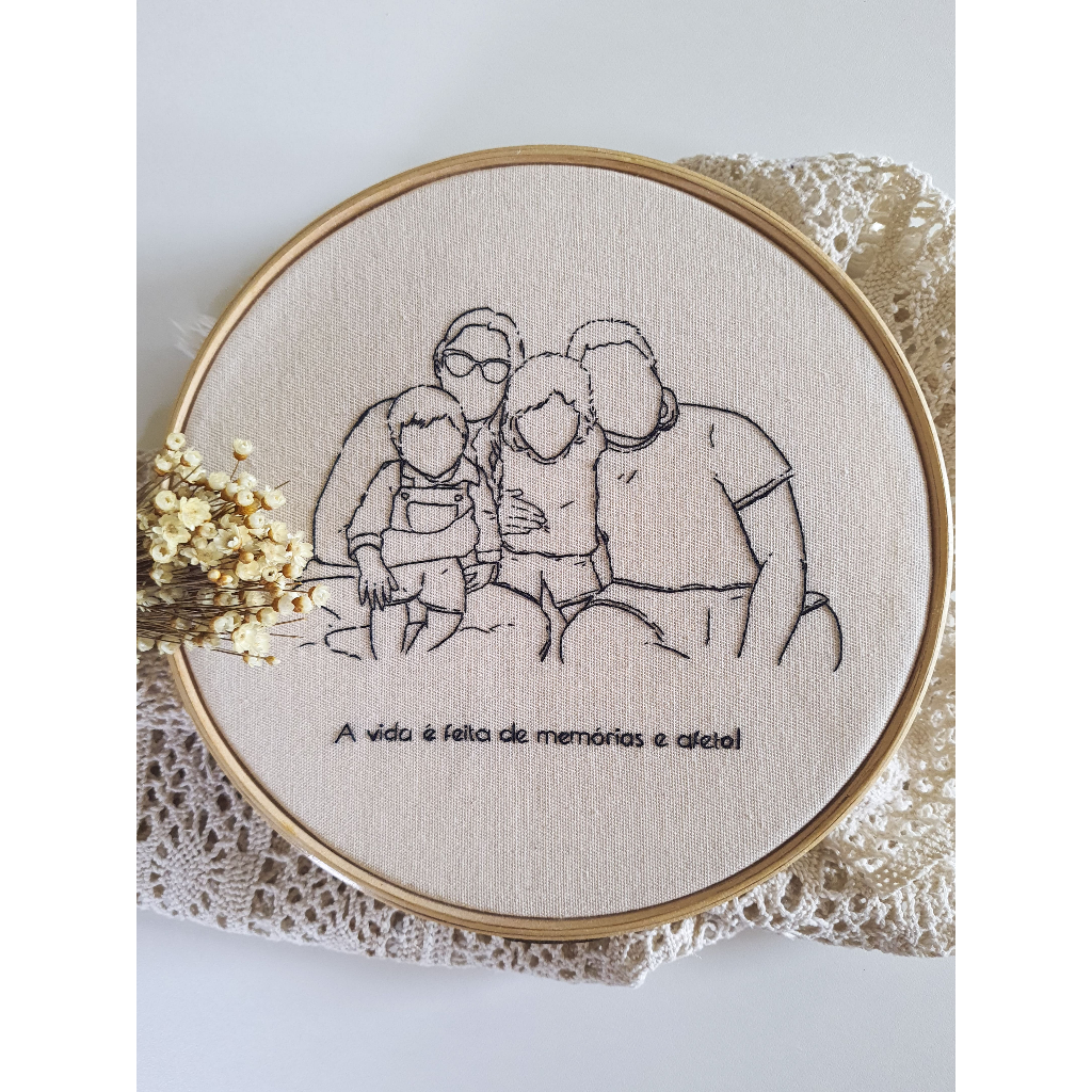 Quadro Bastidor com Sua Foto Ilustrada e Bordada à Mão em Bastidor Com ou Sem Frase - 4 pessoas