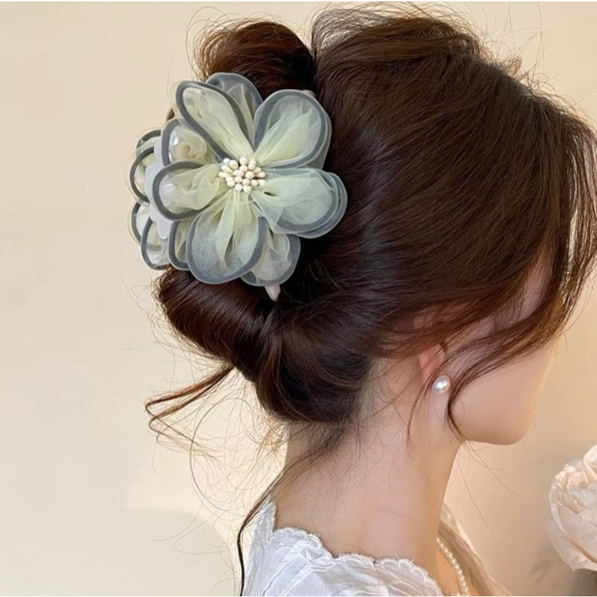 01 un Presilha de Cabelo com Flor de Renda - Elegância Francesa e Estilo Retrô