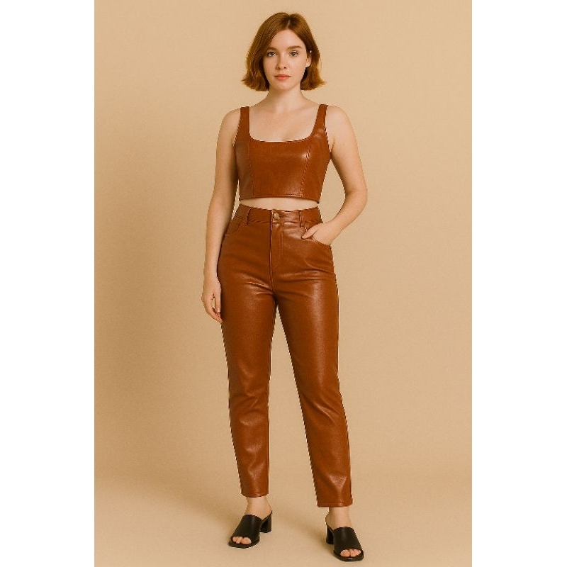 Top Cropped Couro Terracota – Alças Largas e Recorte Estruturado