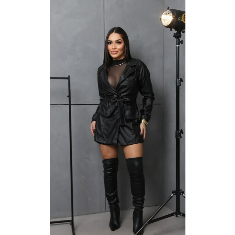 Macaquinho feminino estilo blazer, perfeito para quem busca elegância e modernidade em um só look.