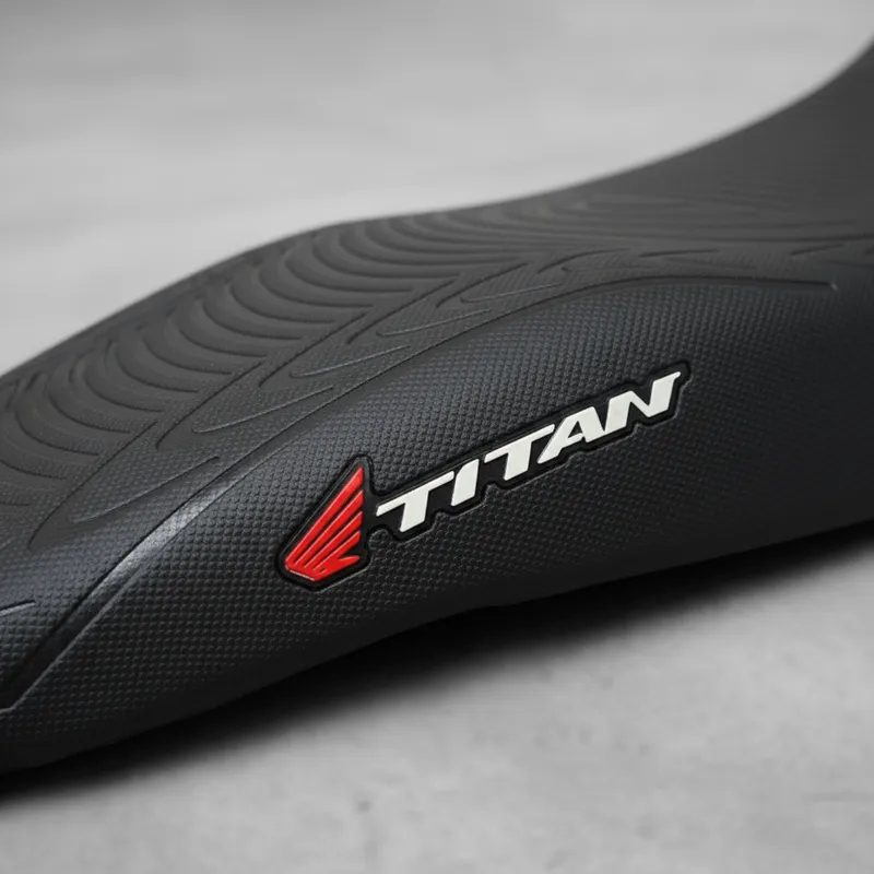 Capa banco de moto emborrachada 3D Preta universal Titan