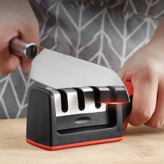 Facas Afiadas em Segundos - Amolador Portátil e Eficiente Para Sua Cozinha!