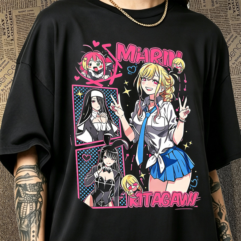 Camiseta Masculina Tema My Dress Up Darling Desenho Marin Kitagawa Diversos Trajes de Personagem Molduras Rosa Com Eleme