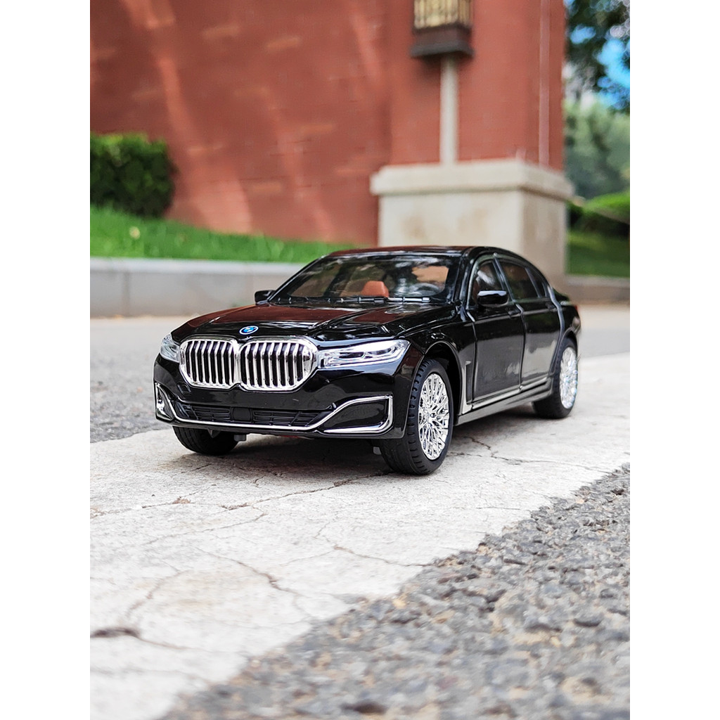 1: 24 BMW Série 7 760Li Som Luz Puxar Para Trás Simulação Metal Brinquedo Carro Menino Liga Modelo de Carro Enfeites