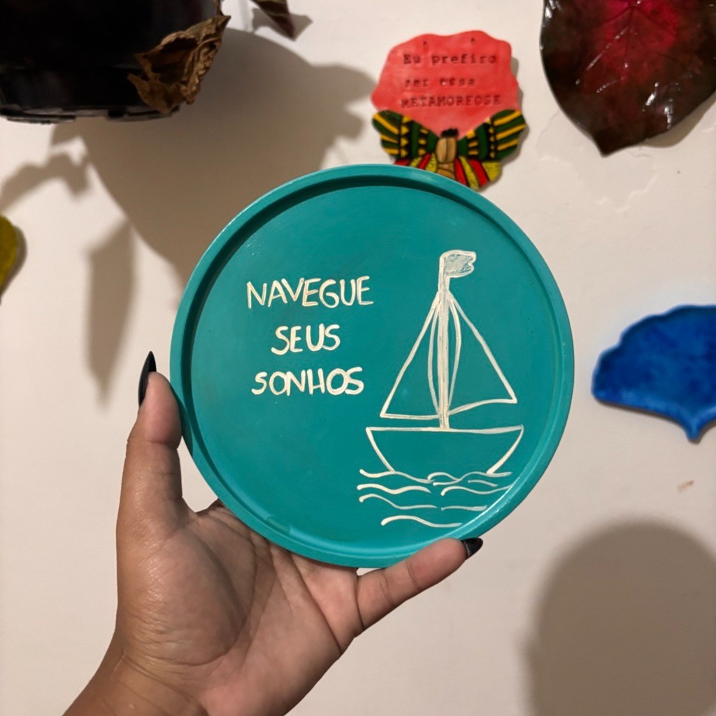Quadro Decorativo Artesanal “Navegue Seus Sonhos” 16cm – Barco Minimalista | Decoração Inspiradora Feita à Mão