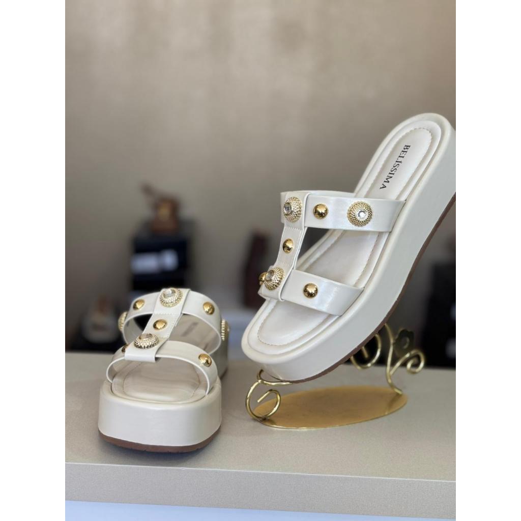 Sandália Papete Flatform Off-White com Pedraria e Tachas Douradas - Marca Belíssima | Conforto Premium