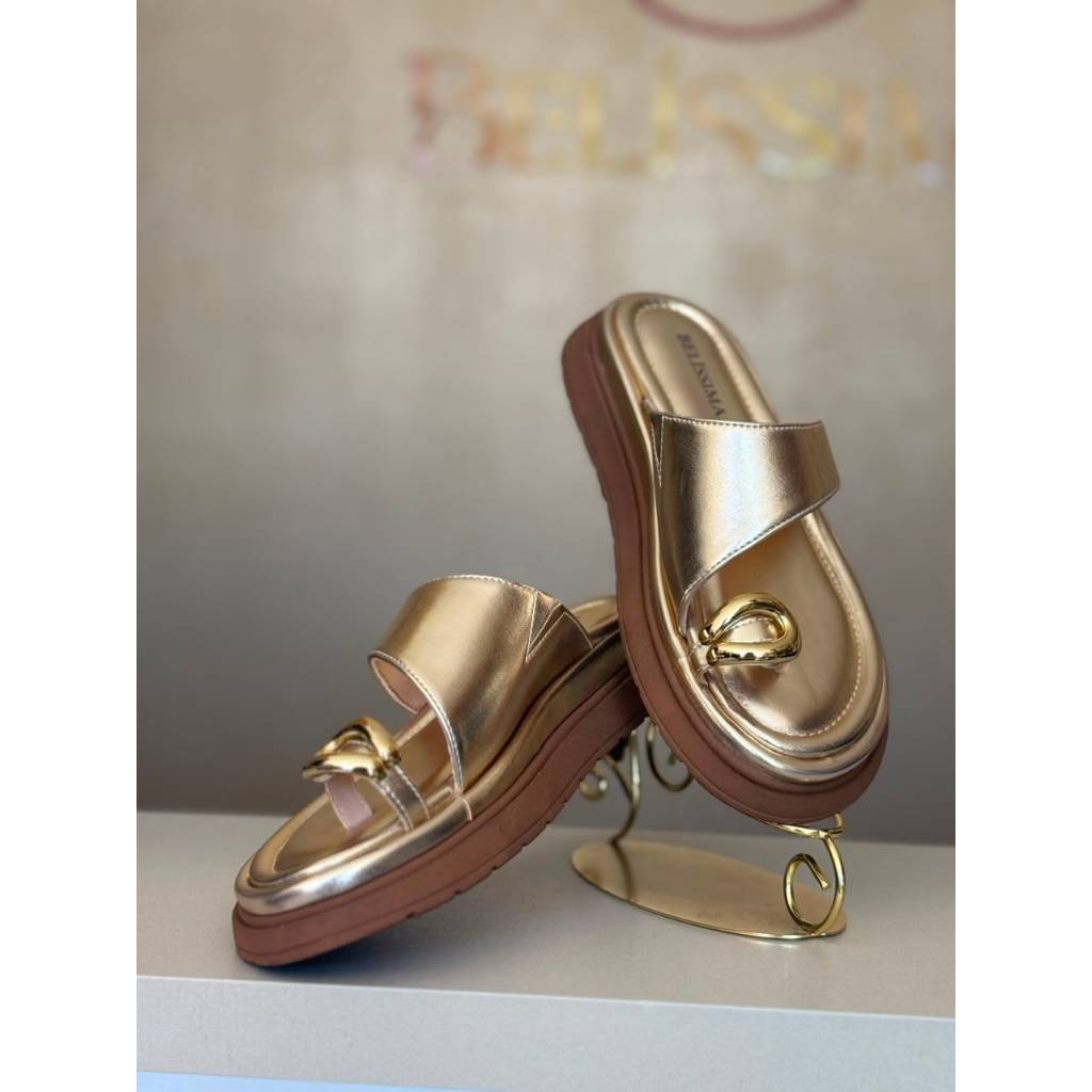 Sandália Belissima Papete Flatform Dourada Metalizada com Enfeite Elo Ouro - Conforto e Estilo