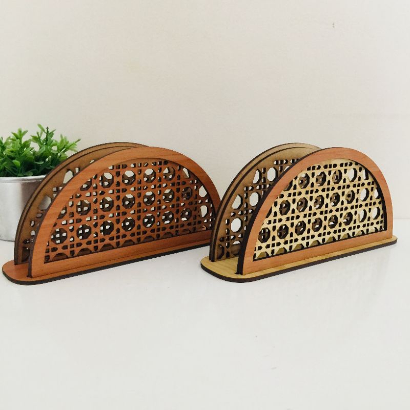 Porta Guardanapo em formato de Palhinha Indiana em mdf cor pinus e moldura cor peroba rosa decora mesa posta sala home