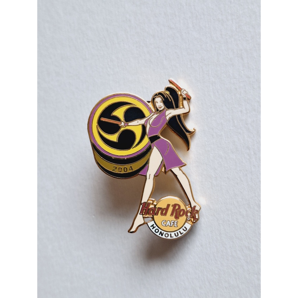 Pin / Broche - Hard Rock Cafe - Honolulu - Girl in Purple Dress Playing Large Drum