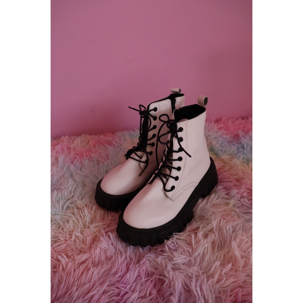 Coturno branco tratorado solado preto aesthetic tumblr Tamanho BR 37- 24.5CM