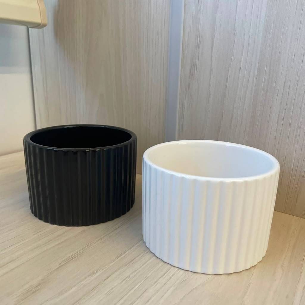 Dupla de Vasos Decorativos em Cerâmica Canelados Branco e Preto para Plantas, Suculentas, Cactos, Sala, Lavabo,Aparador
