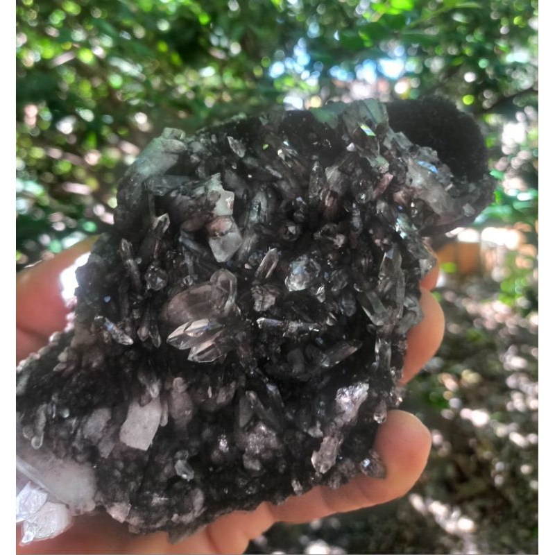 Drusa de Cristal quartzo Transparente com Base Negra e Tons Avermelhados –970g | Peça Natural Única
