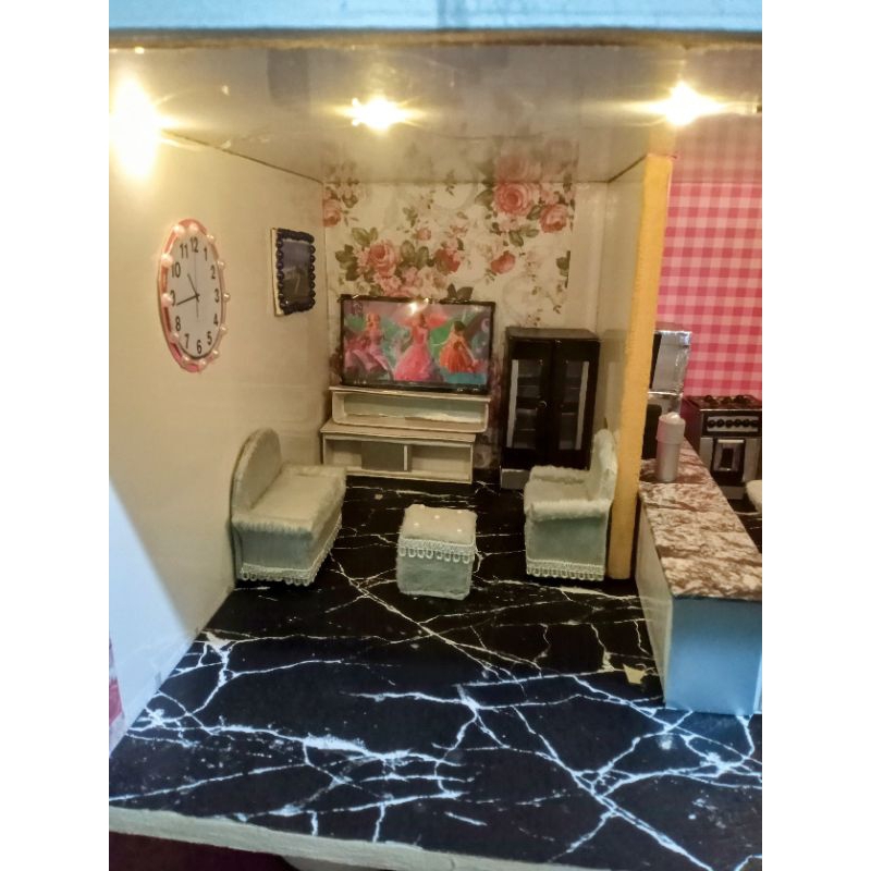 Linda casinha de boneca artesanal , feita em madeira de mdf, com móveis inclusos