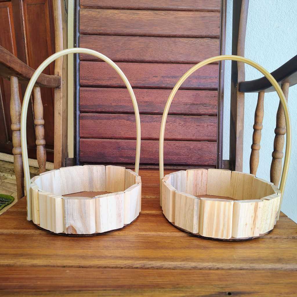kit 10 cesta redonda, com alça feita de madeira de pinus com fundo em mdf, item ideal para montar cesta de presentes...