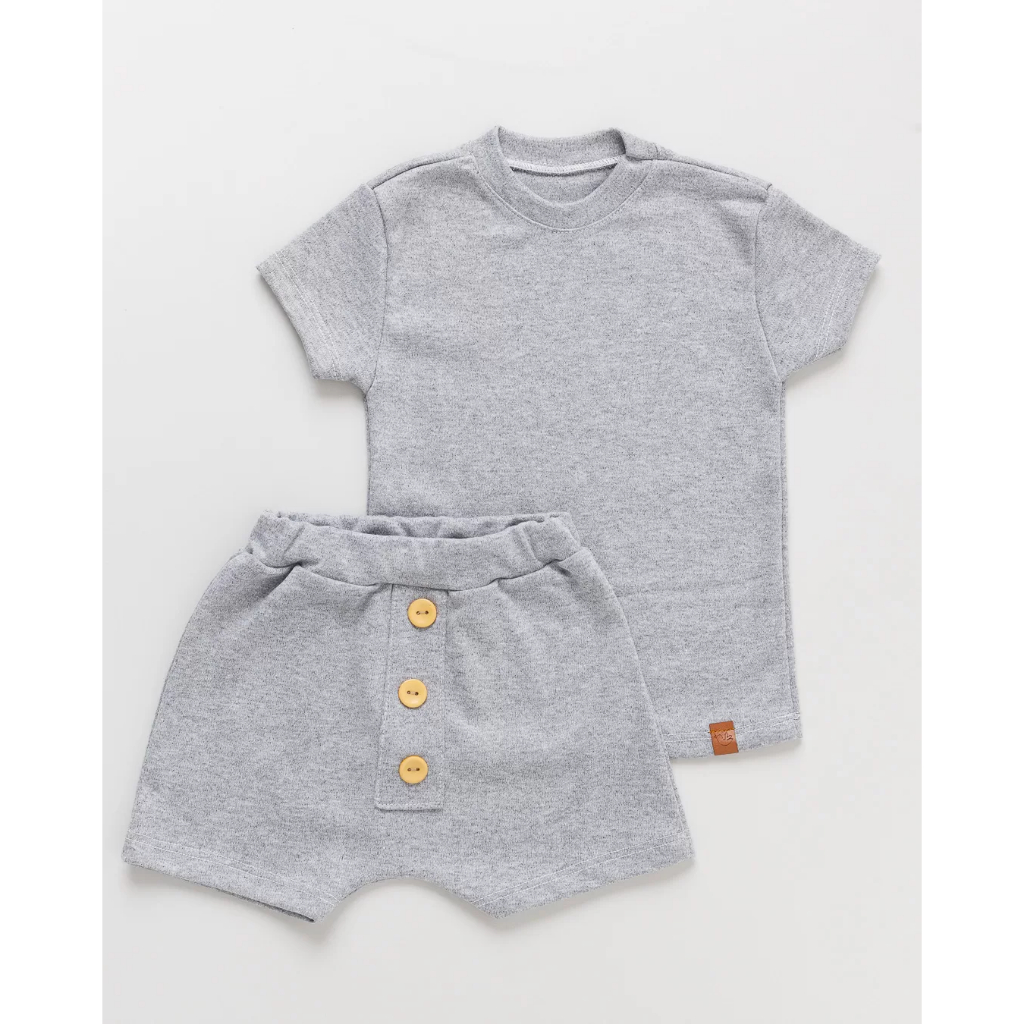 CONJUNTO INFANTIL MINIMALISTA CAMISETA E SHORT COM BOTOES SUEDINE CINZA MESCLA