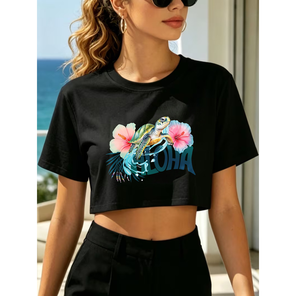Top Cropped Preto Com Estampa Vibrante De Tartaruga Marinha Cercada Por Flores De Hibisco Rosas E Ondas Azuis, Com O Tex