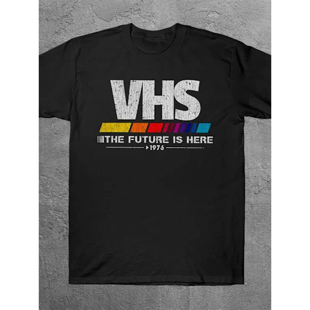 Camiseta 2026 T-shirt Camiseta Unissex Plus Size Retro VHS Film 1970s Future Is Here Design Preto Branco Confortável Est