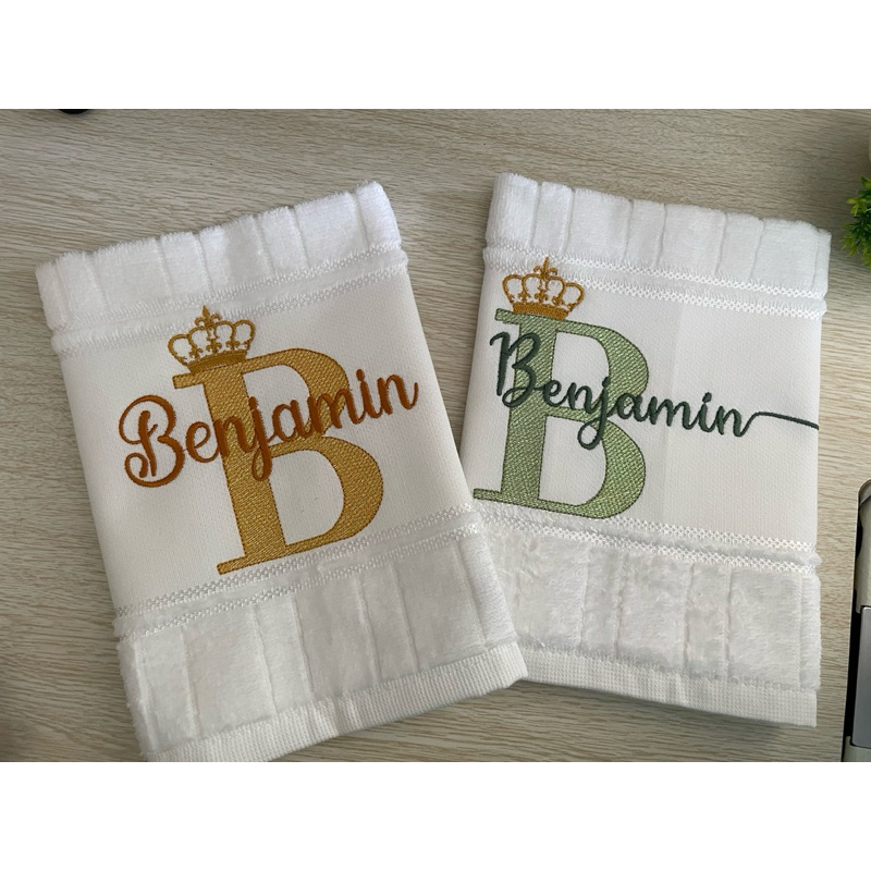 kit 03 toalhinhas bordada com nome E inicial branca podendo ser fontes diferentes escolher a cor das letras