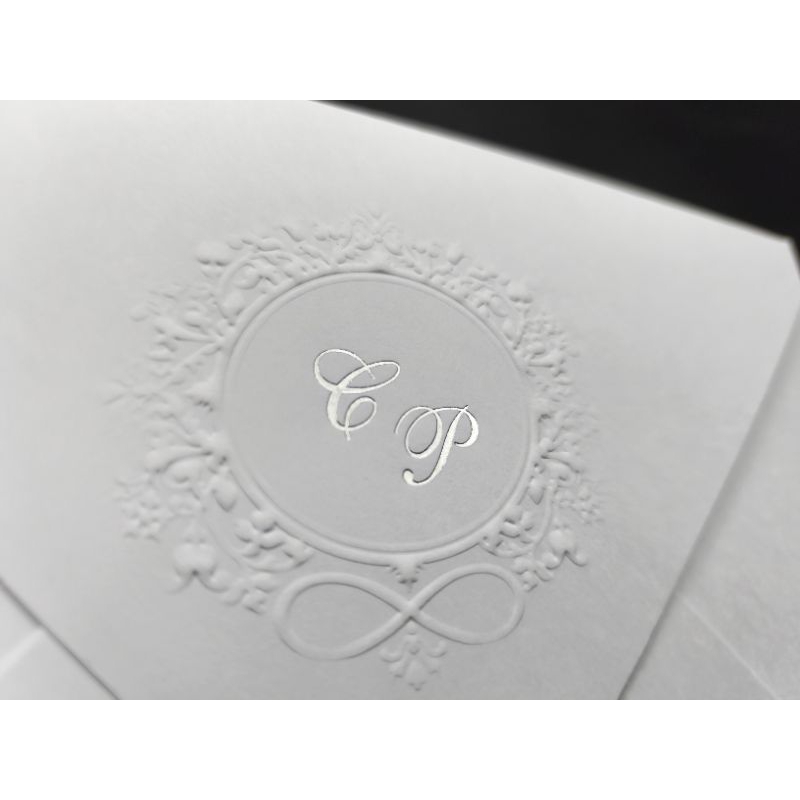 Envelopes Branco Liso Papel Branco, brasão em relevo seco com iniciais na fonte english vivace em prata